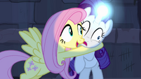 Fluttershy abraçando Rarity T4E03