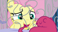 Fluttershy looking at pink prairie dog S6E20