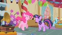 Pinkie Pie and Twilight dancing S01E25