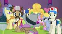 Tourists watch Spike scratch himself S8E11