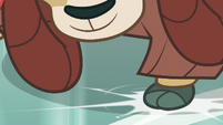 Close-up on Yona's stomping hooves S9E15