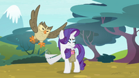 Owlowiscious distracting Rarity S4E23