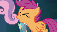 Scootaloo grabs Sweetie Belle's tail S8E26