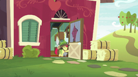 Apple Bloom leaving the house S9E10