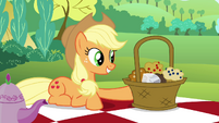 Applejack wants Maud to try out the muffins S4E18