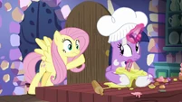 Fluttershy finds Twilight Sparkle baking S7E20.png (916 KB)