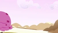 In sweet land with Spike and Rarity S2E20..