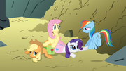 S01E07 Fluttershy leży na Applejack i Rarity