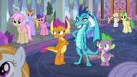 S08E01 Spike, Ember i Smolder słuchają Twilight