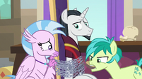 Silverstream and Sandbar struggle with chains S8E26