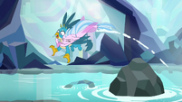 Silverstream drags Gallus into the water S8E22