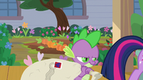 Spike pulls mail bag with frustration S9E5
