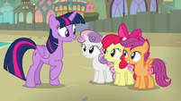 Twilight congratulating the Crusaders S8E6