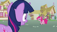 Twilight looking at mouthless Pinkie S3E05