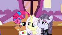 Contest ponies agree to cooperate with Applejack S7E9