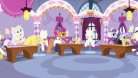 Contest ponies in varying degrees of excitement S7E9