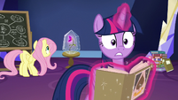 Twilight looking surprised at the CMC S9E22