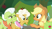 Applejack asking Goldie Delicious S9E10