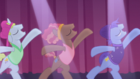 Backup ponies continue dancing on stage S7E8