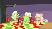 Granny Smith can't hear Applejack S3E8