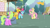 Mr. Cake complimenting Fluttershy S4E16