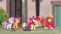 Big McIntosh leans in close to Apple Bloom S7E8