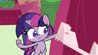 Instructions unfold in Twilight Sparkle's hoof PLS1E10a