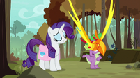 Peewee flies between Rarity and Spike S8E11