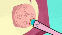 Pinkie Pie puts a badge on the clock PLS1E7a