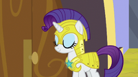 Rarity gains entry into the castle S9E4