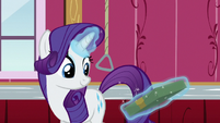 Rarity passes box on to Scootaloo S6E15