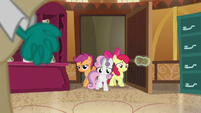 The CMC disappointed and leaves the room S6E4