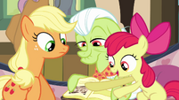 Apple Bloom points at another photo S3E8