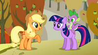 Applejack talking to Twilight and Spike.