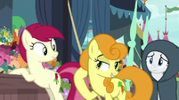 Golden Harvest cuts in front of Rarity S7E19