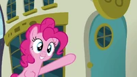 Pinkie Pie points to another restaurant S6E12