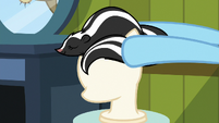 Rainbow switches Cranky's toupee with a skunk S6E15