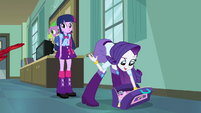 Rarity mexendo em sua bolsa EG