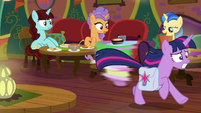 Spike spins as Twilight passes by S9E5