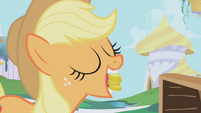 Applejack winning S01E03