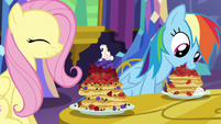 Fluttershy and Rainbow eating pancakes S5E3