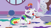 Opalescence licking dye off her paw S6E11