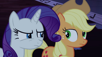 Rarity e Applejack confusas T4E03