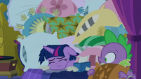 Spike finds Twilight under the pillows S8E2