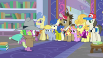 Spike looking puzzled at the tour group S8E11