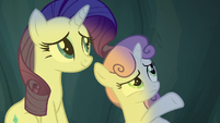 Sweetie Belle gesturing at the cave walls S7E16