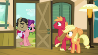 Filthy and Spoiled appear at Apple family's doorstep S6E23
