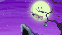 Flutterbat tosses the fake Spike head away S5E21