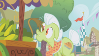 Gilda's tail touches Granny Smith's nose S1E5