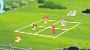 S04E15 Znaczkowa Liga gra piłką.png